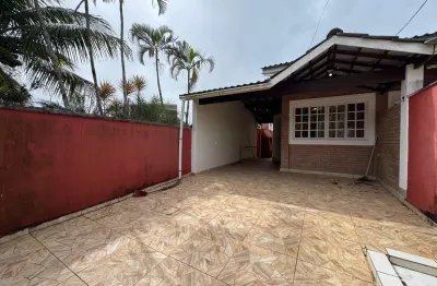 Casa à 800m do mar com 2 quartos e espaço para piscina em itanhaém.