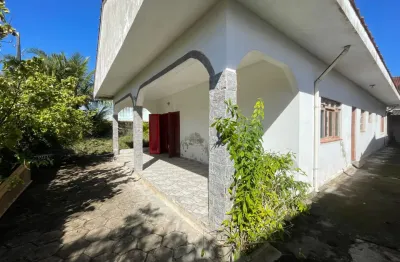 Casa à 100m do mar com 3 quartos e espaço para piscina em itanhaém.