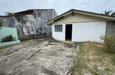 Casa com 3 quartos e espaço para piscina em itanhaém.
