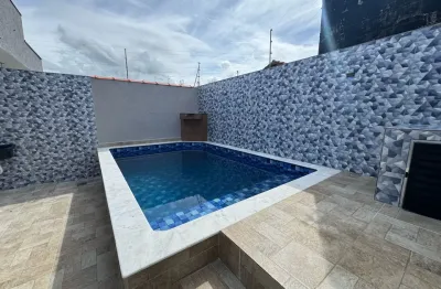 Casa com piscina, 2 quartos e churrasqueira em itanhaém - r$ 370.000,00.