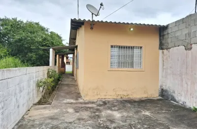 Casa com 2 quartos, churrasqueira e espaço para piscina em itanhaém.