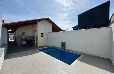 Casa com piscina, 2 quartos e churrasqueira em itanhaém - r$ 450.000,00.