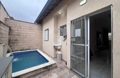 Casa em condomínio com piscina, 2 quartos e churrasqueira em itanhaém.