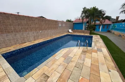Casa com piscina, 3 quartos e área gourmet em peruíbe - r$ 550.000,00.