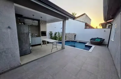 Casa na praia com piscina e 3 quartos em peruíbe - r$ 850.000,00.