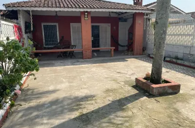 Casa à 150m do mar com 3 quartos e área gourmet em mongaguá - r$ 400.000,00.