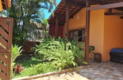 Casa à 90m do mar com 3 quartos, área gourmet e jardim em itanhaém.
