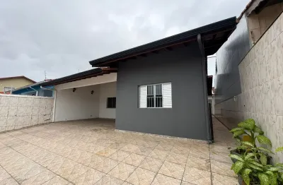Casa à 150m do mar com 3 quartos, edícula e espaço para piscina em peruíbe.