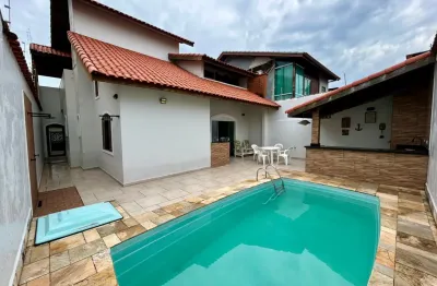 Casa à 30m do mar com piscina e 4 quartos em peruíbe - r$ 1.090.000,00.