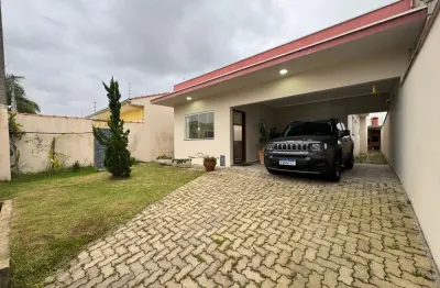 Casa na praia com 3 quartos e área gourmet em peruíbe - r$ 680.000,00.