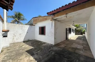 Casa à 300m do mar com 2 quartos e espaço para piscina em itanhaém.