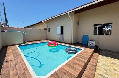 Casa na praia com 2 quartos, piscina e churrasqueira em itanhaém.