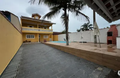 Casa na praia com 3 quartos, piscina e área gourmet em itanhaém.