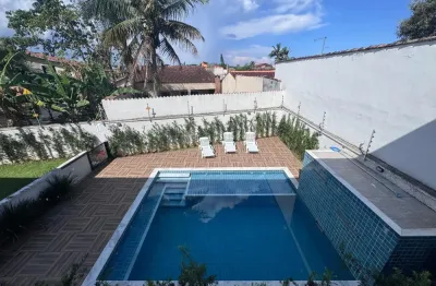 Casa em condomínio com 3 quartos, piscina e área gourmet em itanhaém.