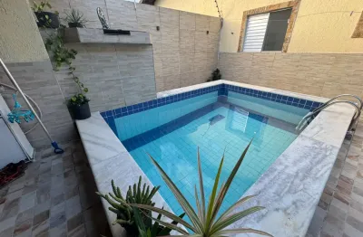 Casa com 2 quartos, piscina e área gourmet em itanhaém - r$ 400.000,00.