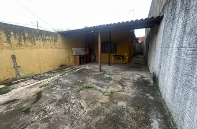 Casa com 2 quartos, área gourmet e espaço para piscina em itanhaém.