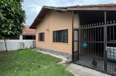 Casa com 2 quartos, espaço para piscina e jardim em itanhaém.