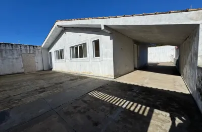 Casa com 2 quartos, edícula e espaço para piscina em peruíbe.