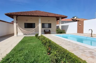 Casa na praia com 3 quartos, piscina e área gourmet em itanhaém.