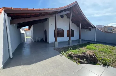 Casa à 300m do mar com 3 quartos e espaço para piscina em itanhaém.