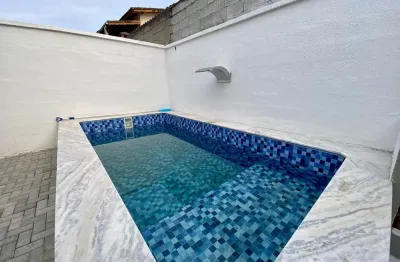 Casa com piscina, 2 quartos e área gourmet em itanhaém - r$ 330.000,00.