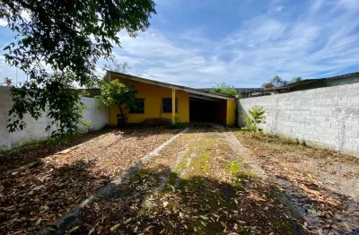 Casa à 500m do mar com espaço para piscina em itanhaém - r$ 300.000,00.