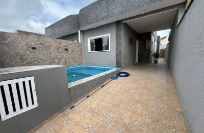 Casa na praia com piscina, 2 quartos e área gourmet em peruíbe.