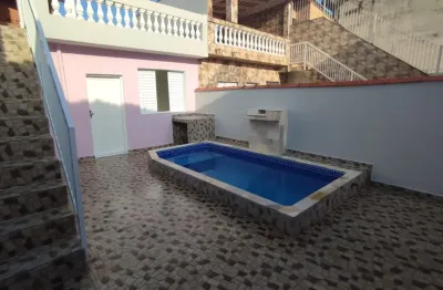 Casa à 70m do mar com 4 quartos, piscina e churrasqueira em mongaguá.