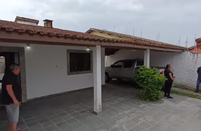 Casa com 2 quartos, espaço para piscina e jardim em itanhaém.