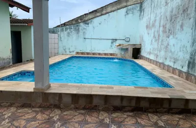 Casa com 4 quartos, piscina e área gourmet com churrasqueira em itanhaém.