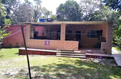 Chácara com 4 quartos, piscina e árvores frutíferas em itanhaém.