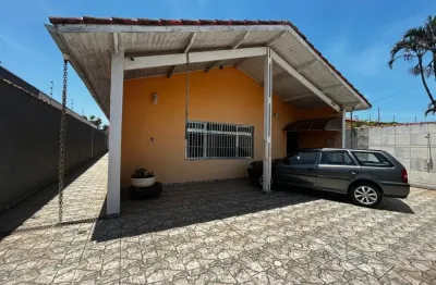Casa com 6 quartos, espaço para piscina e área gourmet em itanhaém.