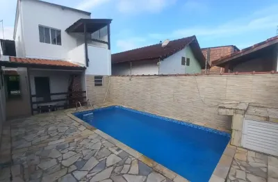 Casa com 2 quartos, piscina e área gourmet com churrasqueira em itanhaém.