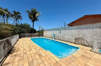Casa com piscina, 2 quartos, churrasqueira e jardim em itanhaém.