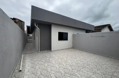 Casa na praia com 2 quartos, piscina e área gourmet em itanhaém.