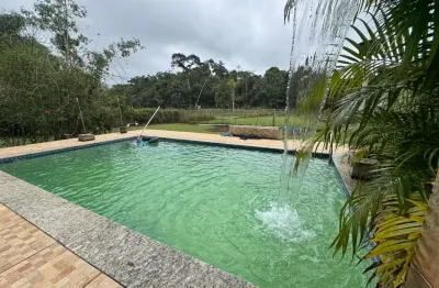Chácara com 3 quartos, piscina e árvores frutíferas em peruíbe.