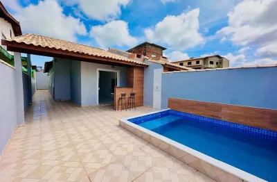 Casa na praia com piscina, 2 quartos e área gourmet em itanhaém.