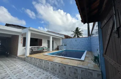 Casa na praia com 2 quartos, piscina e área gourmet com churrasqueira em peruíbe.