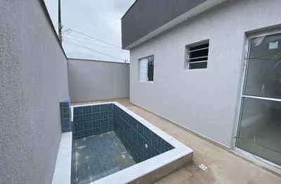 Casa em condomínio com piscina, 2 quartos e área gourmet em itanhaém.