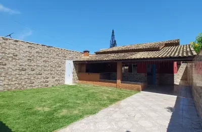 Casa com 3 quartos, espaço para piscina e área gourmet em itanhaém.