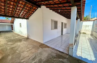 Casa com 2 quartos e área gourmet com churrasqueira em itanhaém.