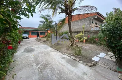 Casa com 2 quartos, espaço para piscina e jardim em itanhaém.
