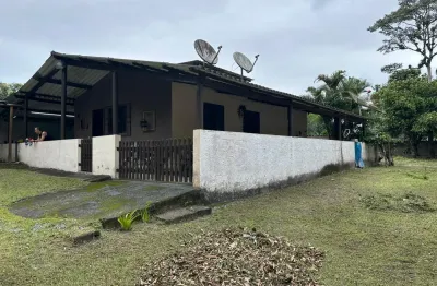 Chácara com 2 quartos, área gourmet e árvores frutíferas em itanhaém.