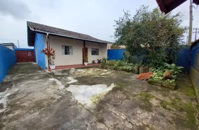 Casa com 2 quartos, espaço para piscina e churrasqueira em itanhaém.