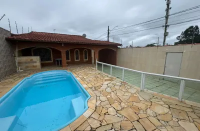 Casa na praia com piscina, 5 quartos e churrasqueira em peruíbe.