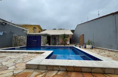 Casa na praia com 3 quartos, piscina e área gourmet com churrasqueira em peruíbe.
