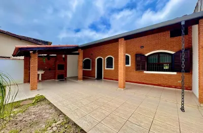 Casa com 2 quartos, área gourmet e espaço para piscina em itanhaém.