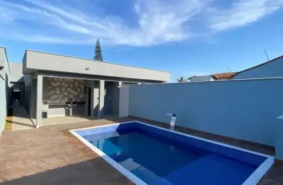 Casa na praia com piscina e 3 quartos em itanhaém - r$ 549.000,00.