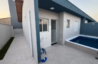 Casa em condomínio com piscina, 2 quartos e área gourmet em itanhaém.