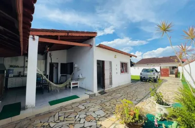 Casa na praia com 3 quartos, área gourmet e espaço para piscina em itanhaém.
